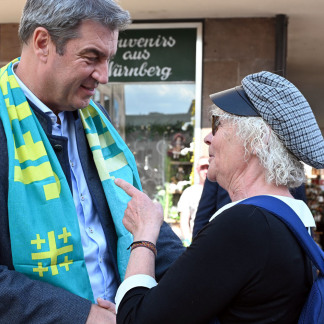 ( Bild: Christine Dierenbach / Stadt Nürnberg ) Bayerns Ministerpräsident Markus Söder im Gespräch mit einer Bürgerin.