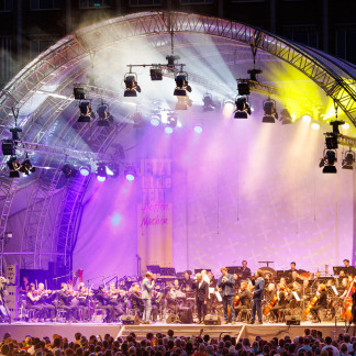 ( Bild: Peter Bongard / Deutscher Evangelischer Kirchentag ) Die a Cappella-Band Viva Voce begeisterte am Freitagabend gemeinsam mit den Nürnberger Symphonikern die Zuschauer auf dem Hauptmarkt.