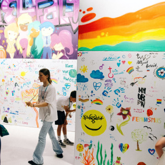 ( Bild: Fabian Weiss / Fabian Weiss / Deutscher Evangelischer Kirchentag ) Malaktion auf dem Markt der Möglichkeiten.