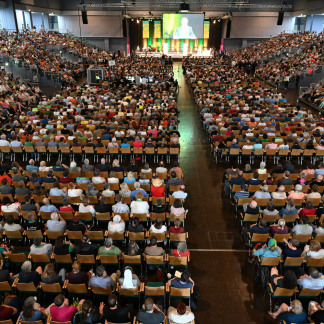 ( Bild: Christine Dierenbach / Stadt Nürnberg ) Publikum bei der Bibelarbeit mit Frank-Walter Steinmeier