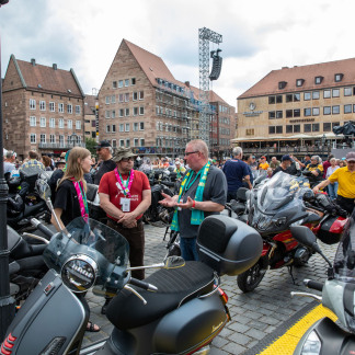 ( Bild: Axel Eisele / Stadt Nürnberg ) Motorradgottesdienst auf dem Hauptmarkt