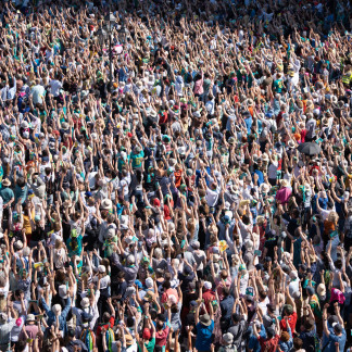 ( Bild: Tobias Hartmann / Tobias Hartmann / Deutscher Evangelischer Kirchentag ) Rund 18.000 Menschen nahmen am Abschlussgottesdienst auf dem Hauptmarkt teil.