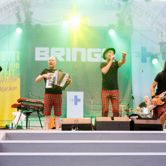 ( Bild: Peter Bongard / Peter Bongard / Deutscher Evangelischer Kirchentag ) Rund 7.500 Besucher hörten das großen Kindernothilfe-Konzert mit der Kölner Rockband Brings am Donnerstagabend auf dem Nürnberger Hauptmarkt.
