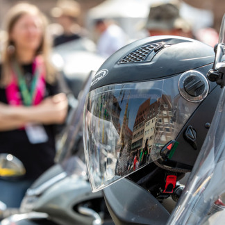 ( Bild: Axel Eisele / Stadt Nürnberg ) Motorradgottesdienst auf dem Hauptmarkt