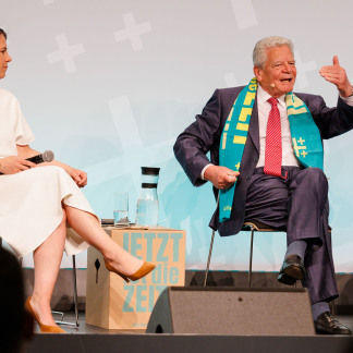 ( Bild: Peter Bongard / Deutscher Evangelischer Kirchentag ) Zum Thema „Werte, Ethik, Interessen - Außenpolitisches Handeln in der Zeitenwende“ diskutierte Außenministerin Annalena Baerbock (links) auf dem 38. Deutschen Evangelischen Kirchentag mit dem ehemaligen Bundespräsidenten Joachim Gauck.