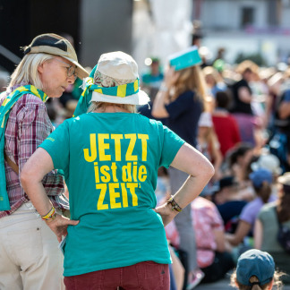 ( Bild: Axel Eisele / Stadt Nürnberg ) Einstimmung auf den Kirchentag am Kornmarkt, Hefnersplatz und Jakobsplatz.
