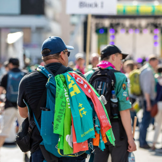 ( Bild: Axel Eisele / Stadt Nürnberg ) Einstimmung auf den Kirchentag am Kornmarkt, Hefnersplatz und Jakobsplatz.