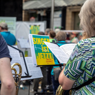 ( Bild: Axel Eisele / Stadt Nürnberg ) Einstimmung auf den Kirchentag am Kornmarkt, Hefnersplatz und Jakobsplatz.