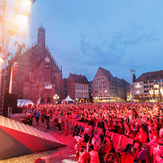 ( Bild: Peter Bongard / Peter Bongard / Deutscher Evangelischer Kirchentag ) Rund 7.500 Besucher hörten das großen Kindernothilfe-Konzert mit der Kölner Rockband Brings am Donnerstagabend auf dem Nürnberger Hauptmarkt.