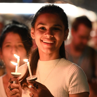 ( Bild: Christine Dierenbach / Stadt Nürnberg ) Segen zur Nacht: Ein Meer voller Kerzen erleuchtete den Hauptmarkt zum Abschluss des ersten Tages. Viele Kirchentagsbesucher ließen den Tag besinnlich ausklingen.