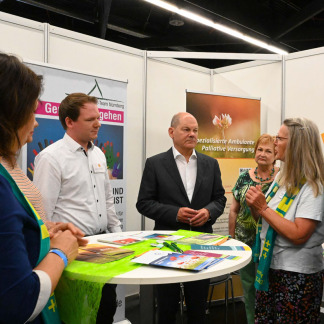 ( Bild: Christine Dierenbach / Stadt Nürnberg ) Bundeskanzler Olaf Scholz (Mitte) und Nürnbergs Oberbürgermeister Marcus König (rechts) beim Rundgang durch die Messe.