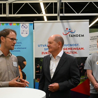 ( Bild: Christine Dierenbach / Stadt Nürnberg ) Im Anschluss besuchte Kanzler Scholz verschiedene Stände in den Messehallen.