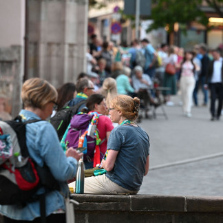 ( Bild: Christine Dierenbach / Stadt Nürnberg ) 130.000 Menschen besuchten zum Auftakt des Kirchentags am Mittwoch den Abend der Begegnung in der Nürnberger Innenstadt.