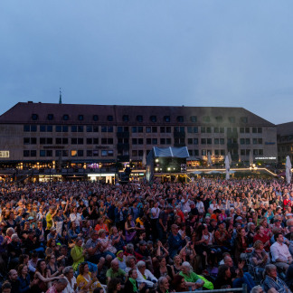 Am Abend feierten viele Besucher und Besucherinnen auf dem Hauptmarkt.