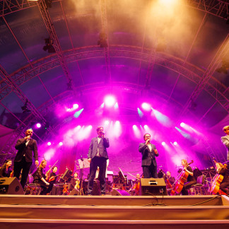 ( Bild: Peter Bongard / Deutscher Evangelischer Kirchentag ) Die a Cappella-Band Viva Voce begeisterte am Freitagabend gemeinsam mit den Nürnberger Symphonikern die Zuschauer auf dem Hauptmarkt.