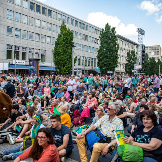 ( Bild: Axel Eisele / Stadt Nürnberg ) Einstimmung auf den Kirchentag am Kornmarkt, Hefnersplatz und Jakobsplatz.