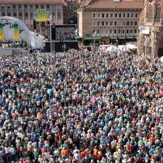 ( Bild: Tobias Hartmann / Tobias Hartmann / Deutscher Evangelischer Kirchentag ) Tausende Besucher lauschten bei bestem Wetter den Worten der Redner.