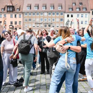Am Sonntag versammelten sich viele Sängerinnen und Sänger auf dem Hauptmarkt. 