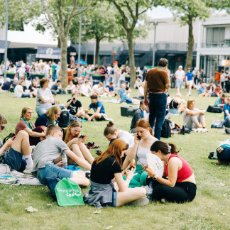 ( Bild: Fabian Weiss / Fabian Weiss / Deutscher Evangelischer Kirchentag ) Zwischendurch braucht es eine Pause an der frischen Luft.