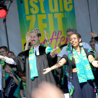 ( Bild: Anestis Aslanidis / Anestis Aslanidis / Deutscher Evangelischer Kirchentag ) Schlussgottesdienst in Leichter Sprache auf dem Kornmarkt.