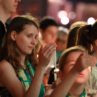 ( Bild: Christine Dierenbach / Stadt Nürnberg ) Segen zur Nacht: Ein Meer voller Kerzen erleuchtete den Hauptmarkt zum Abschluss des ersten Tages. Viele Kirchentagsbesucher ließen den Tag besinnlich ausklingen.