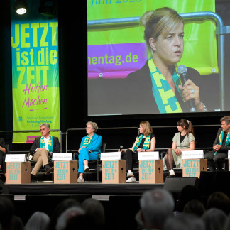 ( Bild: Anestis Aslanidis / Deutscher Evangelischer Kirchentag ) Wer hat's verbockt? Hauptpodium zum Thema Klimakrise beim Kirchentag in Nürnberg. Teilnehmende v.l.n.r.: Mona Neubaur, Ministerin für Wirtschaft, Industrie, Klimaschutz und Energie des Landes Nordrhein-Westfalen, Joe Kaeser, Aufsichtsratsvorsitzender Siemens Energy und Daimler Truck, Christiane Averbeck, Geschäftsführende Vorständin Klima-Allianz Deutschland, Franziska Holzschuh, Journalistin und Moderatorin, Carla Hinrichs, Klimaschutzaktivistin, Robert Habeck, Bundesminister für Wirtschaft und Klimaschutz, und Anita Engels, Soziologin und Klimaforscherin.