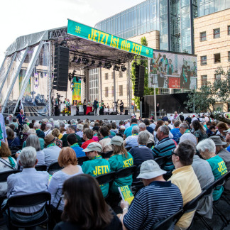 ( Bild: Axel Eisele / Stadt Nürnberg ) Einstimmung auf den Kirchentag am Kornmarkt, Hefnersplatz und Jakobsplatz.