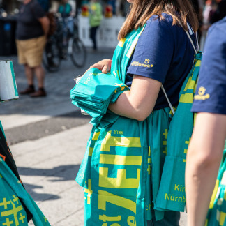 ( Bild: Axel Eisele / Stadt Nürnberg ) Einstimmung auf den Kirchentag am Kornmarkt, Hefnersplatz und Jakobsplatz.
