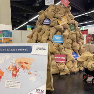 ( Bild: Andreas Franke / Andreas Franke / Stadt Nürnberg ) Aktion von Erlassjahr.de zum Thema Verschuldung.