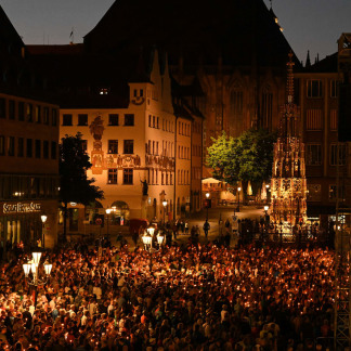 ( Bild: Christine Dierenbach/Amt fuer Ko / Christine Dierenbach/Amt fuer Kommunikation und Stadtmarketing ) Tausende Besucher zünden Kerzen an: Der Segen zur Nacht findet an jedem Kirchentags-Abend auf dem Hauptmarkt statt.