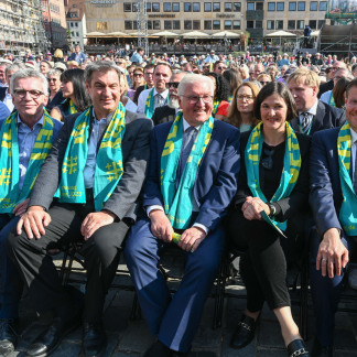 ( Bild: Christine Dierenbach / Stadt Nürnberg ) Eröffnungsgottesdienst auf dem Hauptmarkt