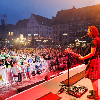( Bild: Peter Bongard / Peter Bongard / Deutscher Evangelischer Kirchentag ) Rund 7.500 Besucher hörten das großen Kindernothilfe-Konzert mit der Kölner Rockband Brings am Donnerstagabend auf dem Nürnberger Hauptmarkt.
