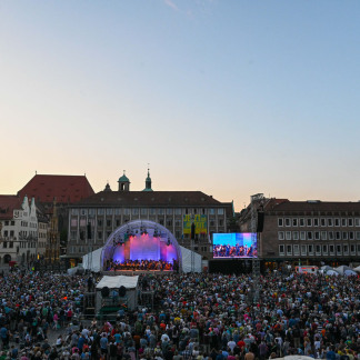 ( Bild: Christine Dierenbach/Amt fuer Ko / Christine Dierenbach/Amt fuer Kommunikation und Stadtmarketing ) Die a Cappella-Band Viva Voce begeisterte am Freitagabend gemeinsam mit den Nürnberger Symphonikern die Zuschauer auf dem Hauptmarkt.