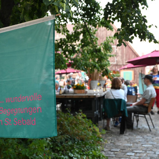 ( Bild: Christine Dierenbach / Stadt Nürnberg ) 130.000 Menschen besuchten zum Auftakt des Kirchentags am Mittwoch den Abend der Begegnung in der Nürnberger Innenstadt.