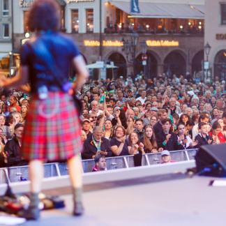 ( Bild: Peter Bongard / Peter Bongard / Deutscher Evangelischer Kirchentag ) Rund 7.500 Besucher hörten das großen Kindernothilfe-Konzert mit der Kölner Rockband Brings am Donnerstagabend auf dem Nürnberger Hauptmarkt.
