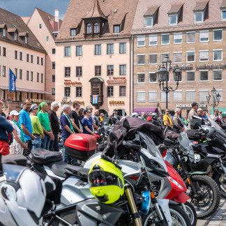 ( Bild: Axel Eisele / Stadt Nürnberg ) Mit dem Motorrad auf dem Kirchentag: Die Arbeitsgemeinschaft Motorrad Evangelisch Bayern hat am Donnerstag zu einem Biker-Gottesdienst auf dem Nürnberger Hauptmarkt eingeladen.