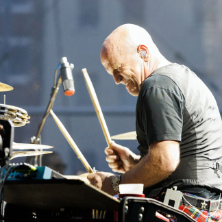 ( Bild: Peter Bongard / Peter Bongard / Deutscher Evangelischer Kirchentag ) Rund 7.500 Besucher hörten das großen Kindernothilfe-Konzert mit der Kölner Rockband Brings am Donnerstagabend auf dem Nürnberger Hauptmarkt.