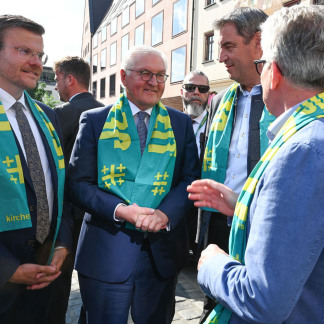 ( Bild: Christine Dierenbach / Stadt Nürnberg ) Marcus König, Frank-Walter Steinmeier, Markus Söder und Thomas de Maizière (v.l.n.r.) tauschen sich aus.