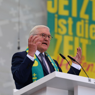 ( Bild: Christine Dierenbach / Stadt Nürnberg ) Bundespräsident Frank-Walter Steinmeier bei der Eröffnung des Kirchentags.