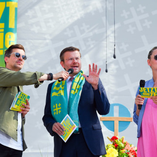 ( Bild: Christine Dierenbach / Christine Dierenbach / Stadt Nürnberg ) Die Moderatoren Julian Sengelmann und Mira Ungewitter mit Oberbürgermeister Marcus König.