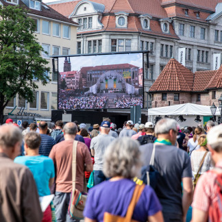 ( Bild: Axel Eisele / Stadt Nürnberg ) Einstimmung auf den Kirchentag am Kornmarkt, Hefnersplatz und Jakobsplatz.