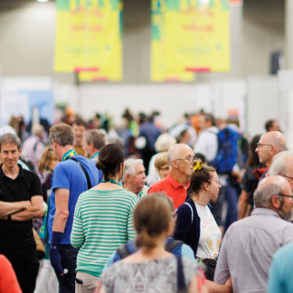 ( Bild: Peter Bongard / Peter Bongard / Deutscher Evangelischer Kirchentag ) Besucher strömen auf den Markt der Möglichkeiten.