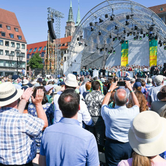 ( Bild: Christine Dierenbach / Christine Dierenbach / Stadt Nürnberg ) Ein letztes Mal wird die große Bühne auf dem Hauptmarkt bespielt.