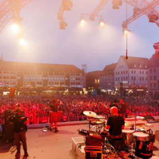 ( Bild: Peter Bongard / Peter Bongard / Deutscher Evangelischer Kirchentag ) Rund 7.500 Besucher hörten das großen Kindernothilfe-Konzert mit der Kölner Rockband Brings am Donnerstagabend auf dem Nürnberger Hauptmarkt.