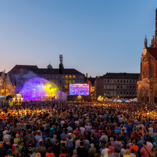 ( Bild: Peter Bongard / Deutscher Evangelischer Kirchentag ) Die a Cappella-Band Viva Voce begeisterte am Freitagabend gemeinsam mit den Nürnberger Symphonikern die Zuschauer auf dem Hauptmarkt.