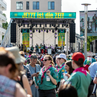 ( Bild: Axel Eisele / Stadt Nürnberg ) Einstimmung auf den Kirchentag am Kornmarkt, Hefnersplatz und Jakobsplatz.