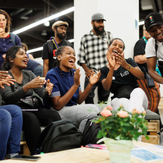 ( Bild: Peter Bongard / Peter Bongard / Deutscher Evangelischer Kirchentag ) Fröhliche, singende Menschen an einem Messestand.