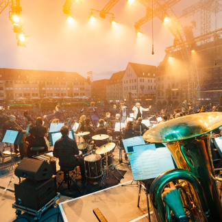 ( Bild: Peter Bongard / Deutscher Evangelischer Kirchentag ) Die a Cappella-Band Viva Voce begeisterte am Freitagabend gemeinsam mit den Nürnberger Symphonikern die Zuschauer auf dem Hauptmarkt.