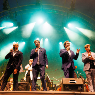 ( Bild: Peter Bongard / Deutscher Evangelischer Kirchentag ) Die a Cappella-Band Viva Voce begeisterte am Freitagabend gemeinsam mit den Nürnberger Symphonikern die Zuschauer auf dem Hauptmarkt.