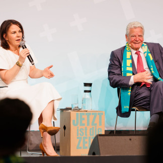 ( Bild: Peter Bongard / Deutscher Evangelischer Kirchentag ) Annalena Baerbock und Joachim Gauck auf einem Kirchentags-Podium